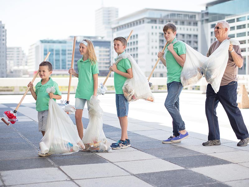 Children volunteering